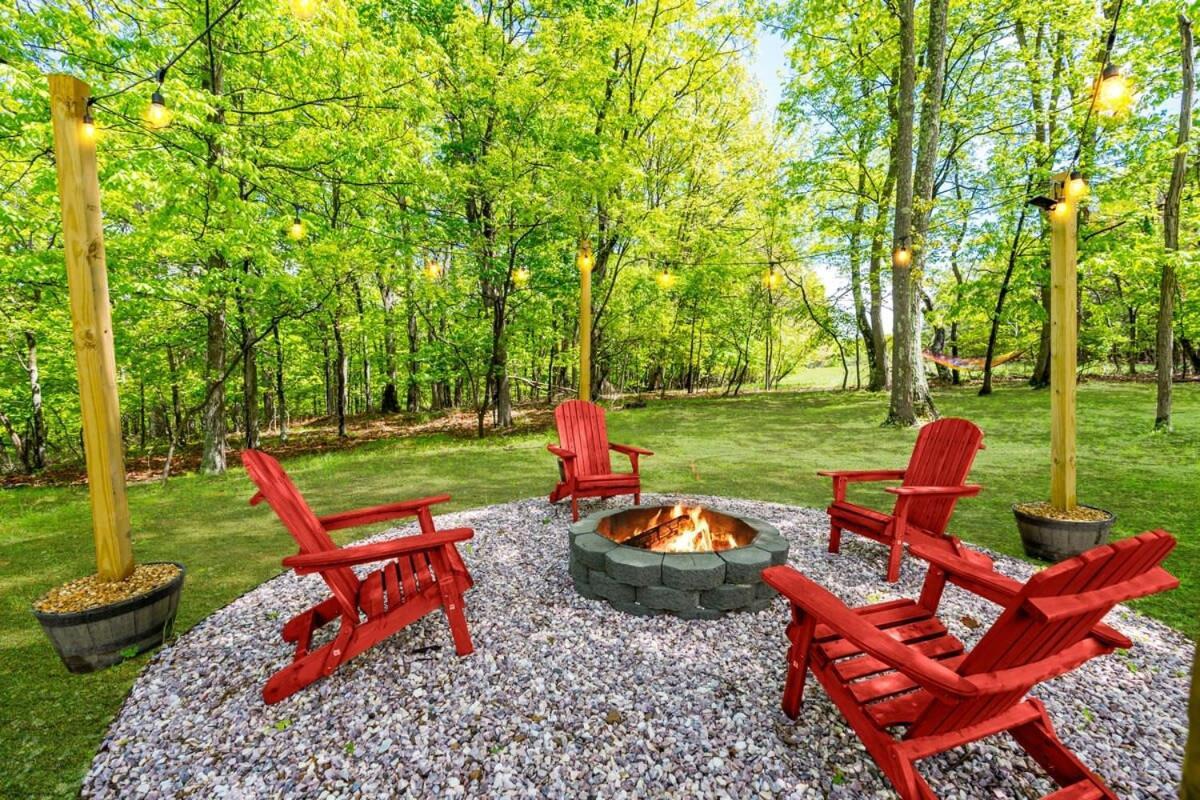 Modernized Log Cabin W Hot Tub Fire Pit & Views Беркли-Спрингс Экстерьер фото