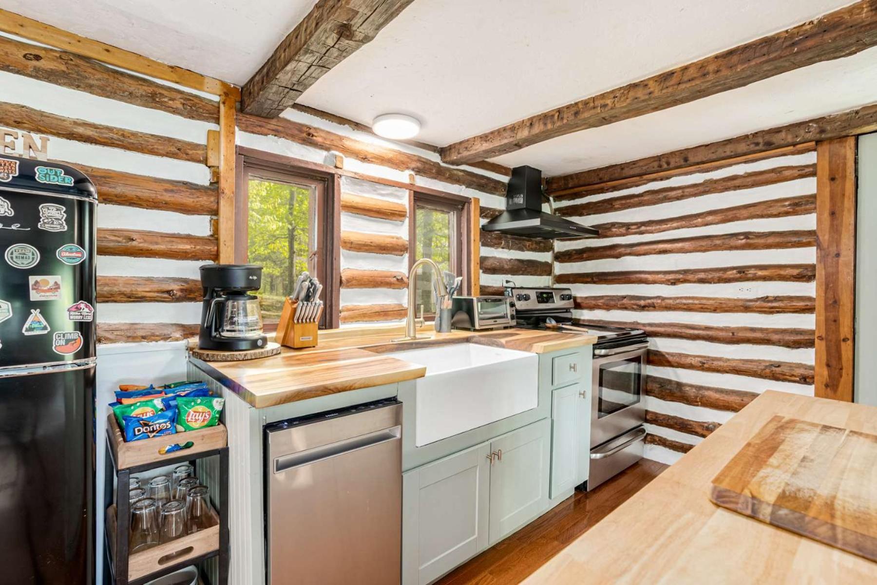Modernized Log Cabin W Hot Tub Fire Pit & Views Беркли-Спрингс Экстерьер фото